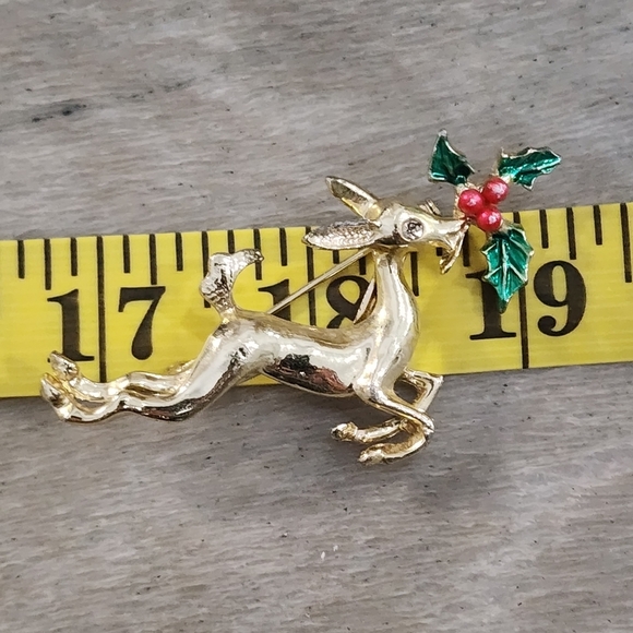 Reindeer mistletoe brooch - Picture 2 of 9